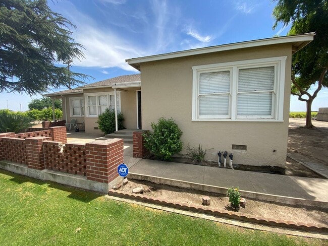 Building Photo - 3 br, 1 bath House - 8227 E. Floral Ave
