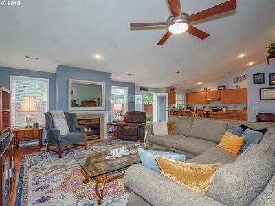 Living Area - 16314 NE 81st St
