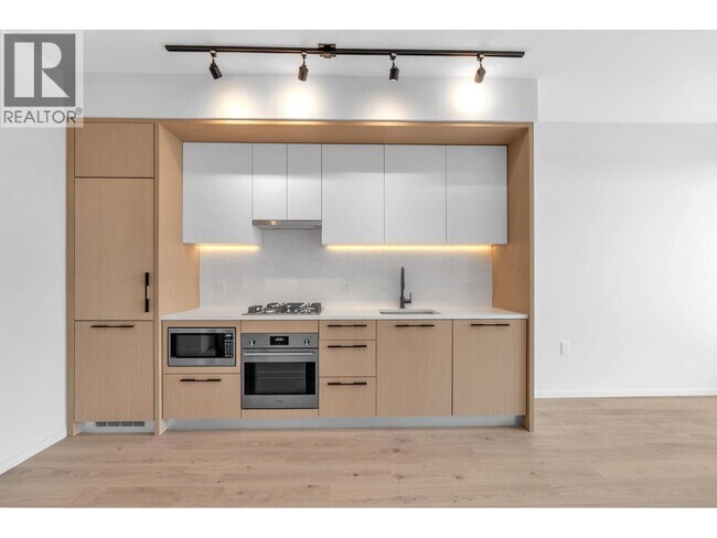 Building Photo - 2729 Kingsway