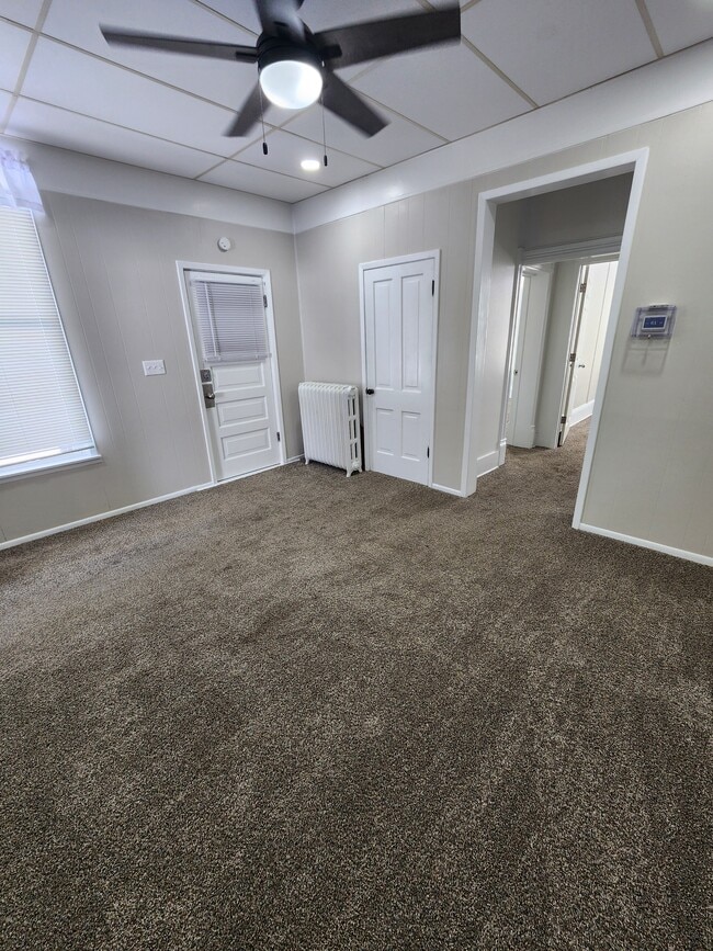 Building Photo - 302 W Elm St