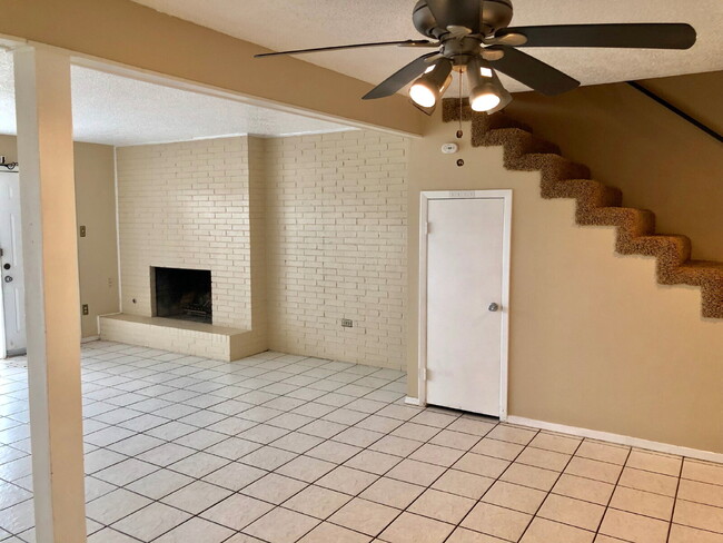 Building Photo - Spacious Townhouse close to TTU and medical.