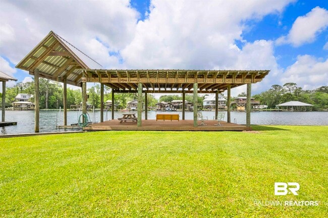 Foto del edificio - 15851 Keeney Dr