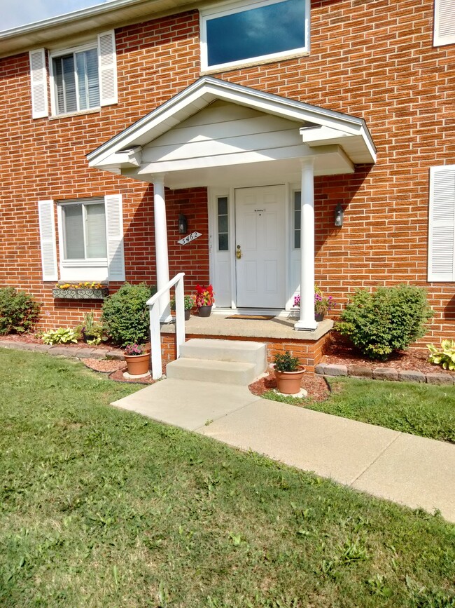 Building Photo - 3462 Ridgecliffe Dr