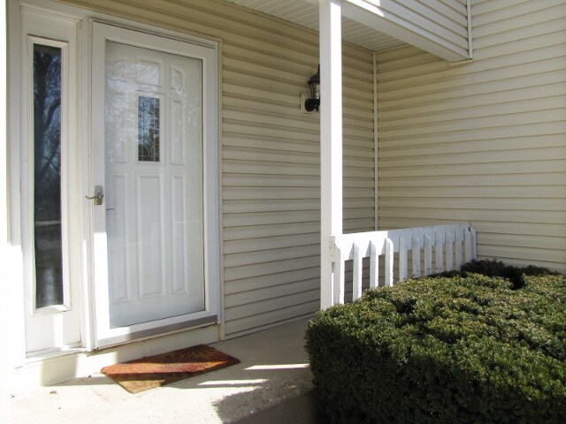 Building Photo - 2281 Club House Ave