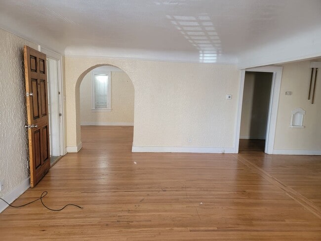 Building Photo - 2 BEDROOM AND 1 BATH NEXT TO UNM CAMPUS