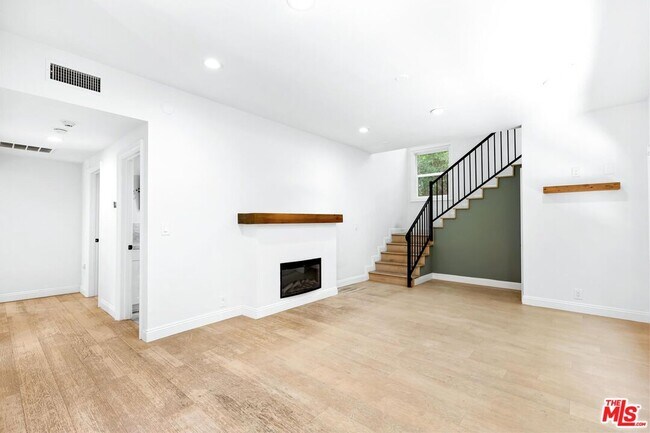 Foto del edificio - 7614 Willoughby Ave