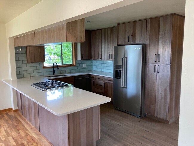 Foto del edificio - STATUS: AVAILABLE |R274B| $2195