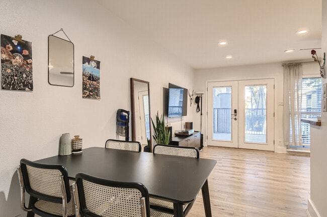 Building Photo - 1304 Summit St