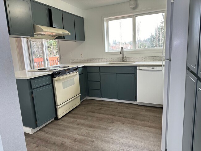 Building Photo - 3 Bedroom Beaverton Home!