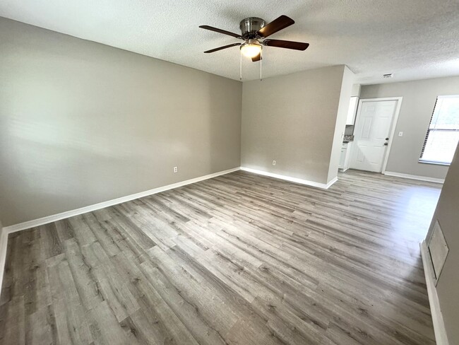 Foto del edificio - Renovated 3BR/1.5BA Downtown Green Cove Sp...