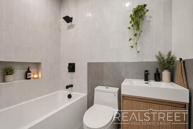 Foto del edificio - *Brand-New Studio with Private Roof Deck Near Brooklyn College*