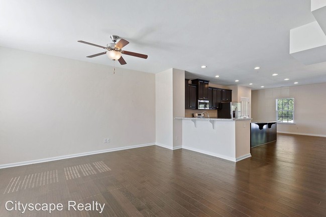 Building Photo - 8076 Creekside Village Dr