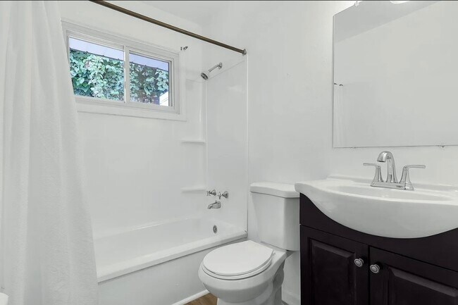 Building Photo - 1644 Eastbrook Dr S