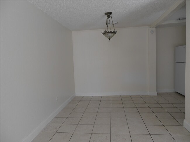 Building Photo - 13840 Hollowgreen Dr