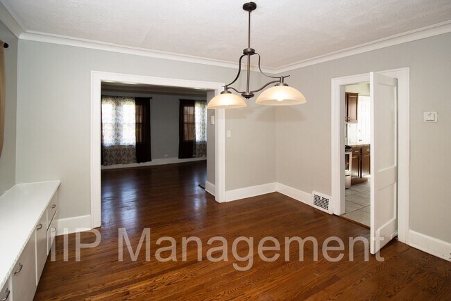 Building Photo - Spacious 5 bedroom/2 bath Upstairs Unit of...