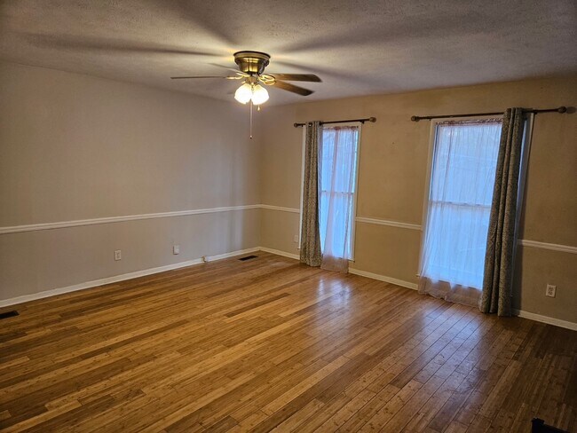 Foto del edificio - 100 Oak Rd