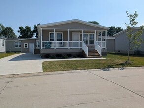 Building Photo - 30020 Pineview Cir