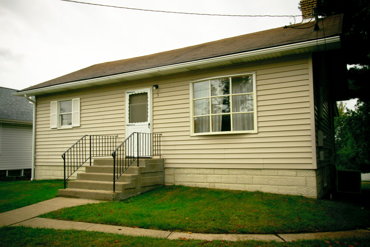 Primary Photo - 5 Hubbard Ln