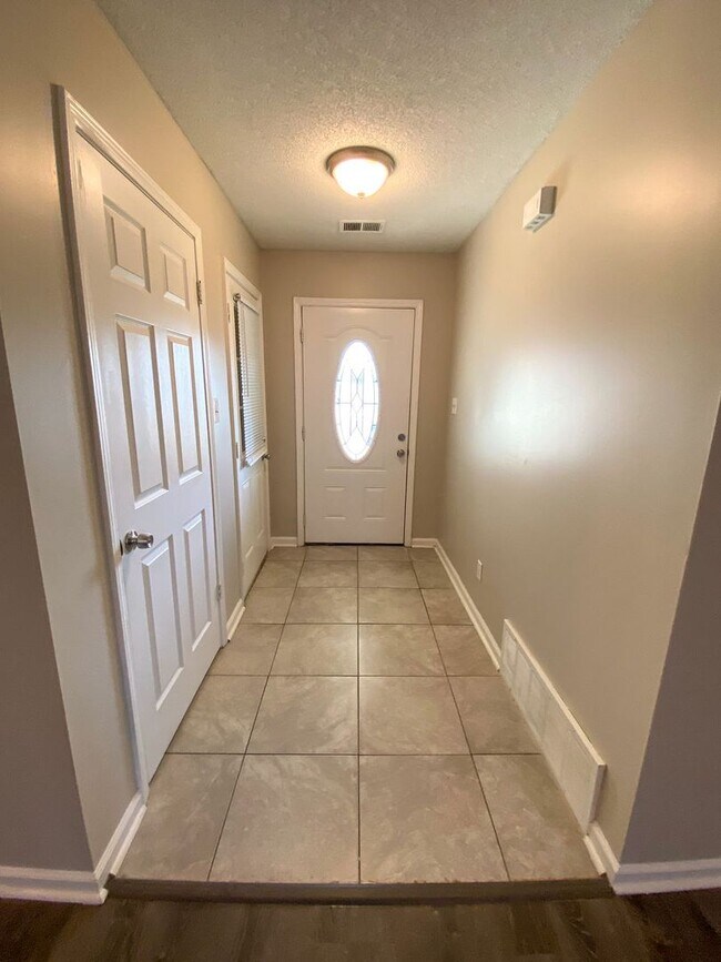 Building Photo - 3 Bed, 2 bath with a Bonus room near River...