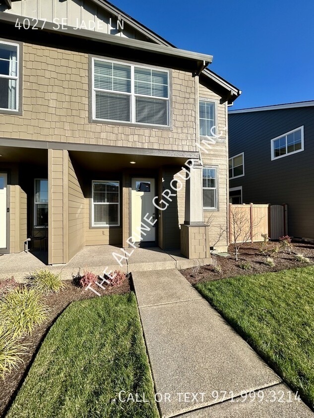 Foto principal - Hillsboro Townhome - Two Comfortable Suites!