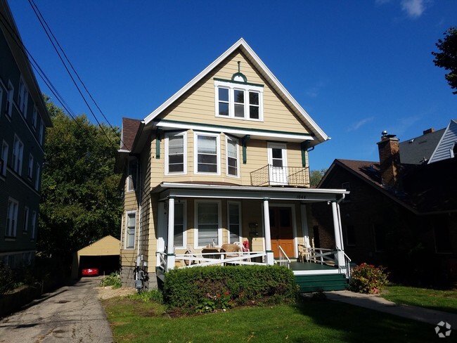 Building Photo - 1044 Spaight St