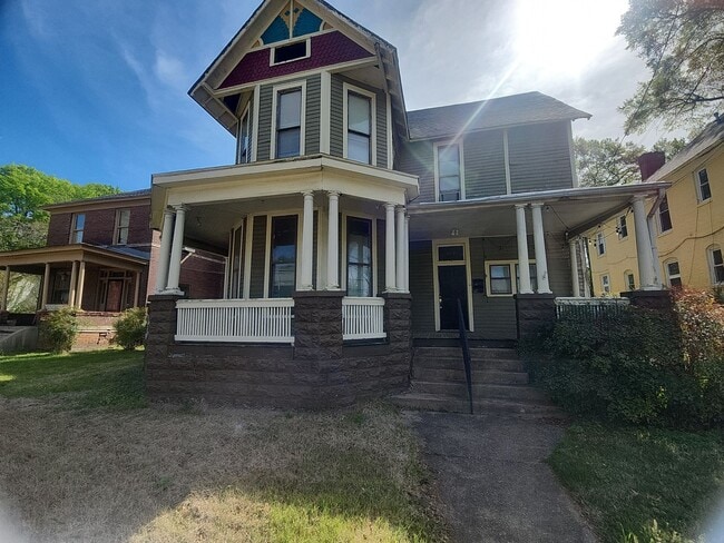 Building Photo - 402 N Highland Ave