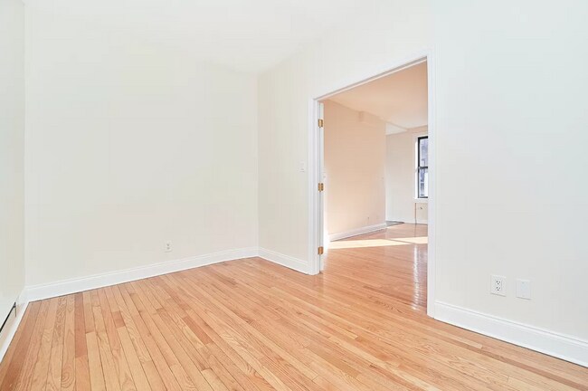 Building Photo - 275 Mott St