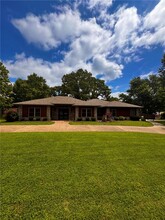 Building Photo - 723 N Lakeview Dr