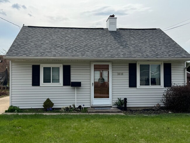 Building Photo - 2 Bedroom 2 Car Detached Garage Single Fam...