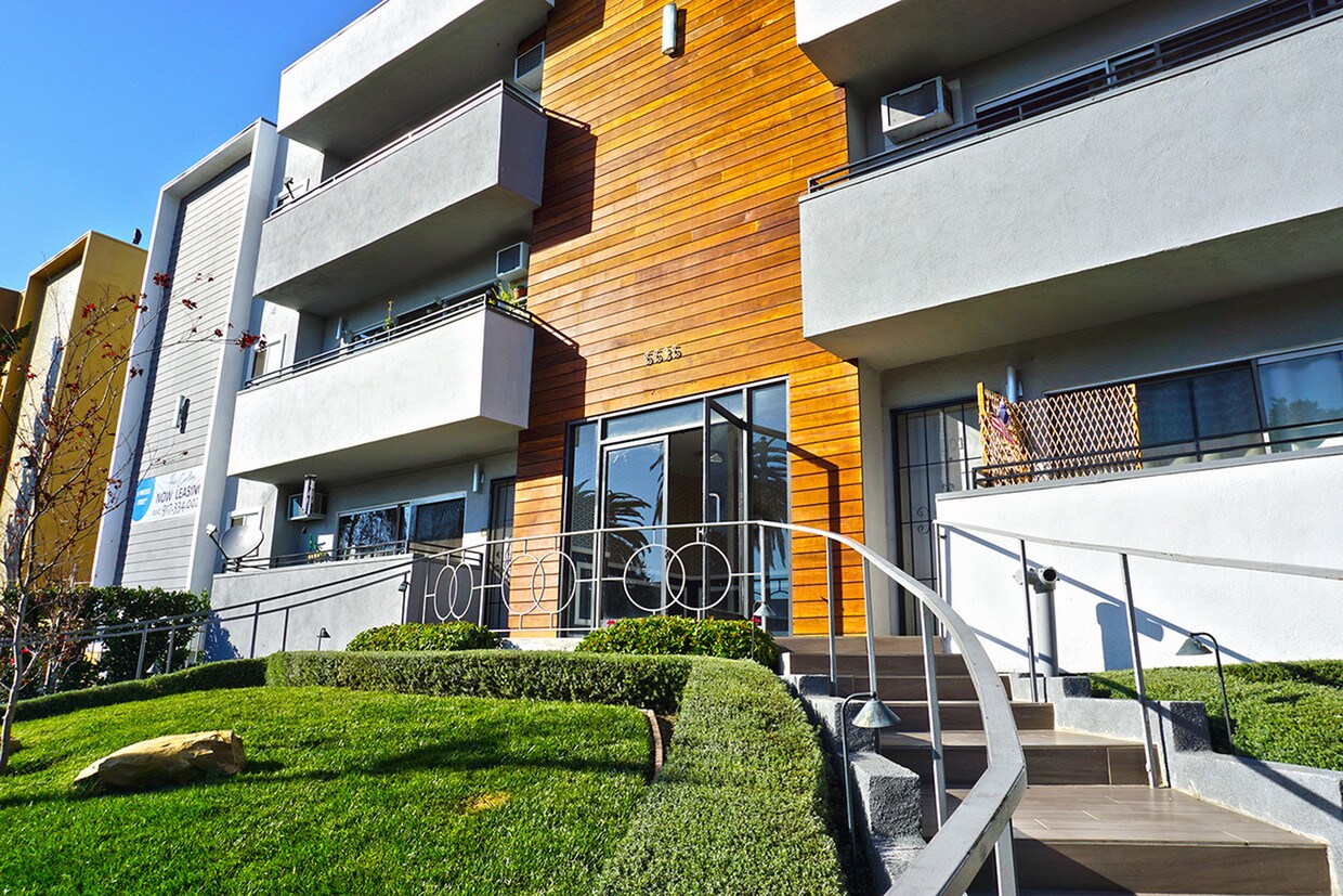 Primary Photo - The Carlton /Hollywood Village