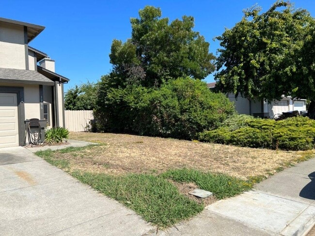 Building Photo - Updated 3 Bedroom 2.5 Bath 2 Story Fairfie...