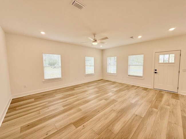 Building Photo - Modern 3-Bedroom Home