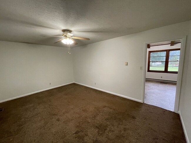 Building Photo - 3 bedroom 1 bath house available.  Pet fri...