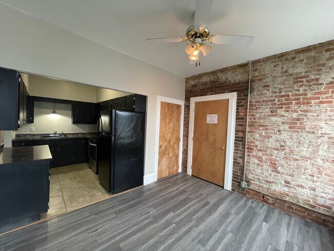 Foto del edificio - Bright & Spacious 2-Bedroom in Downtown Adams – $1,450/month
