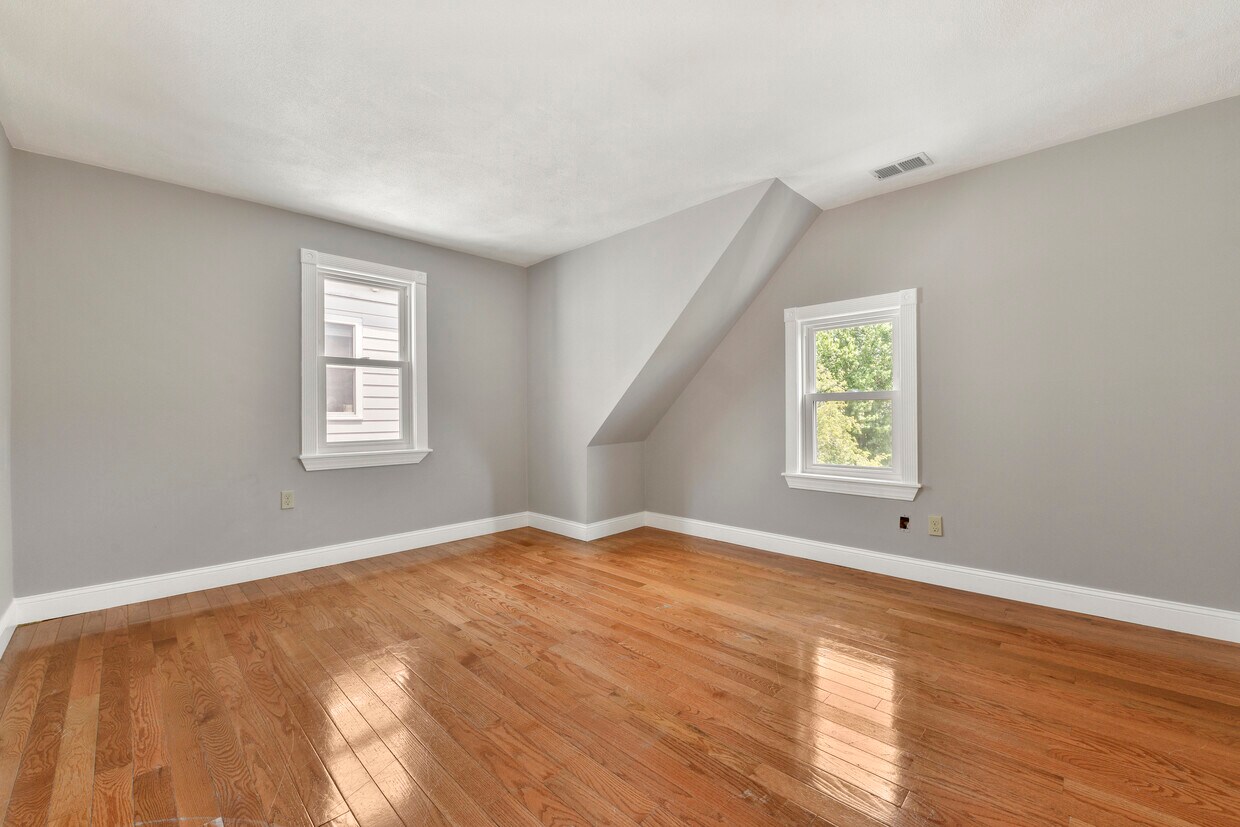 Primary Photo - 70 Topliff St
