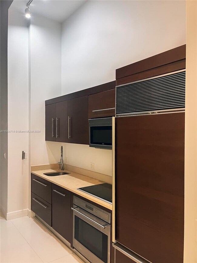 Building Photo - 475 Brickell Ave