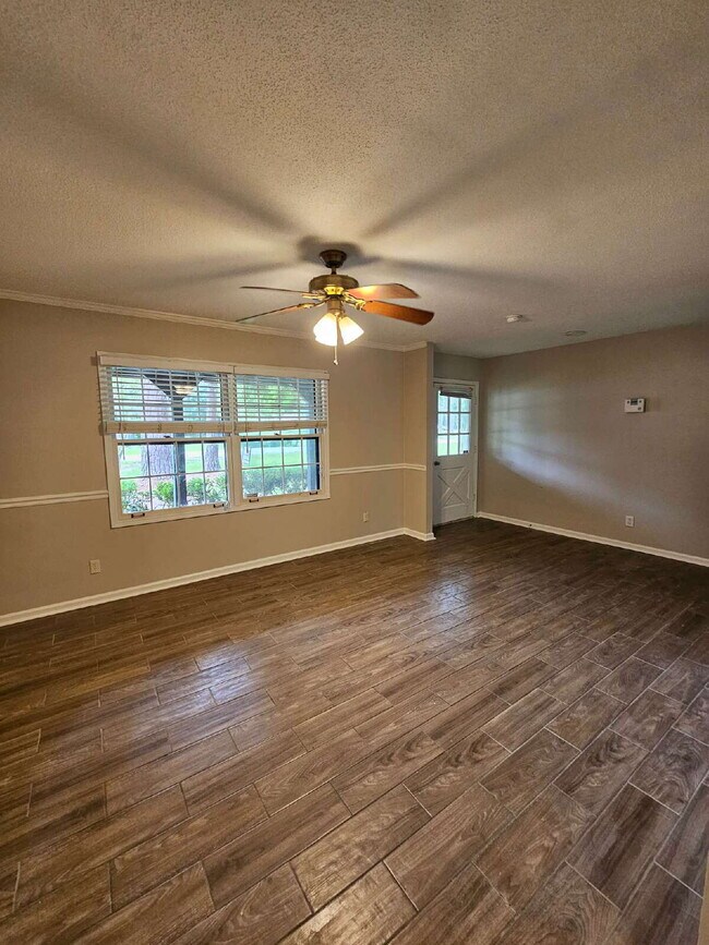 Foto del edificio - Remodeled house within walking distance of...