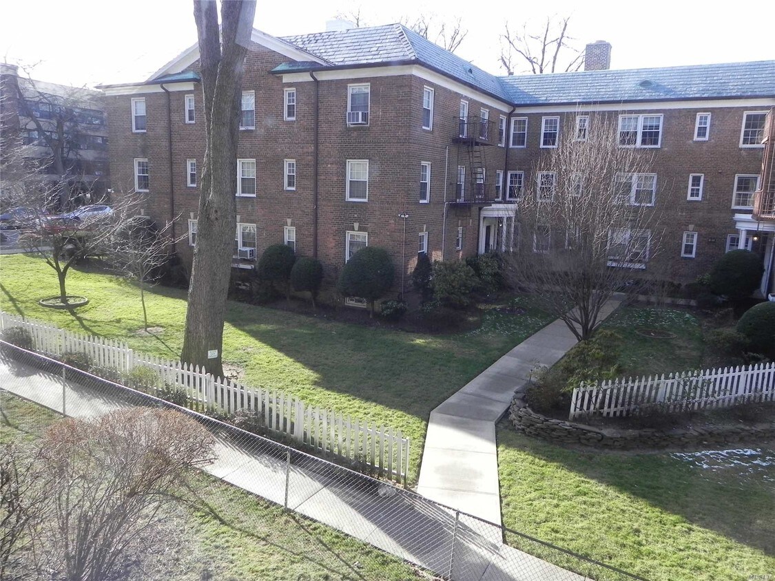Primary Photo - 21 Schenck Ave