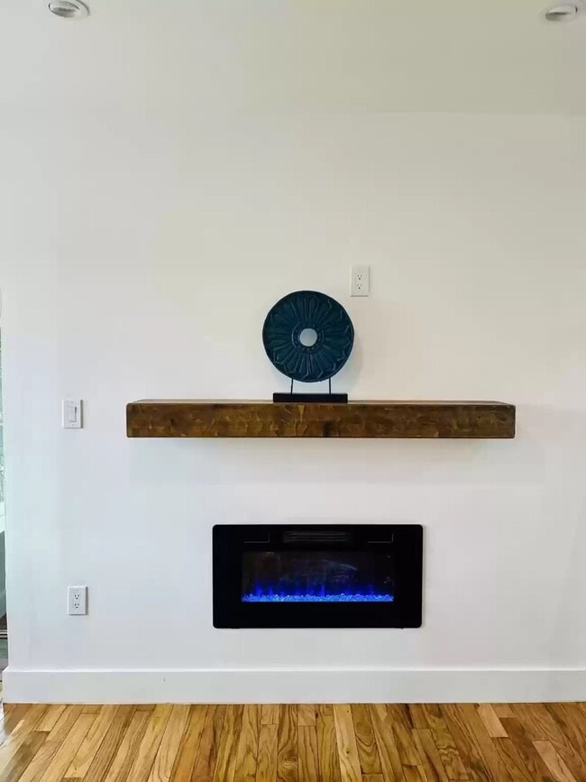 Building Photo - 721 Mesita Dr