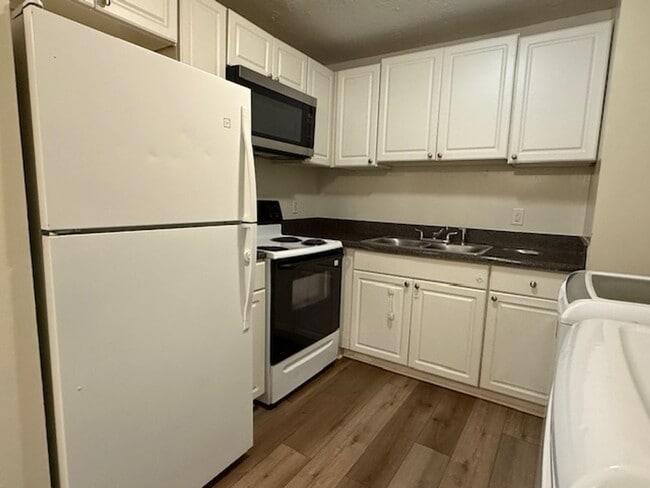 Building Photo - Rustwood