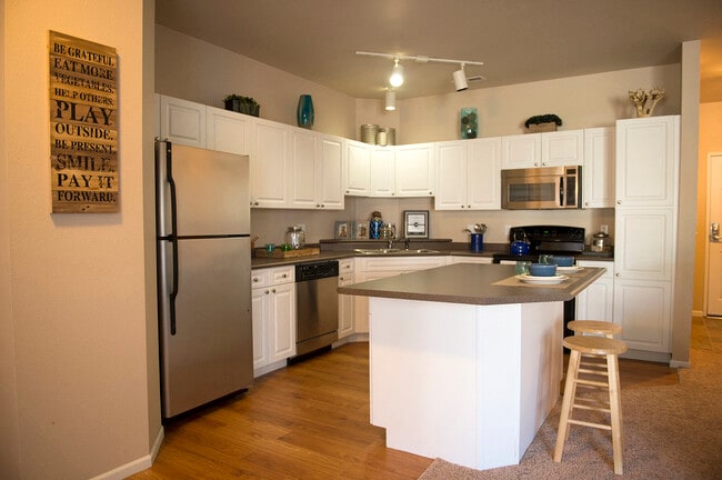 Building Photo - Hearthstone Apartments and Townhomes