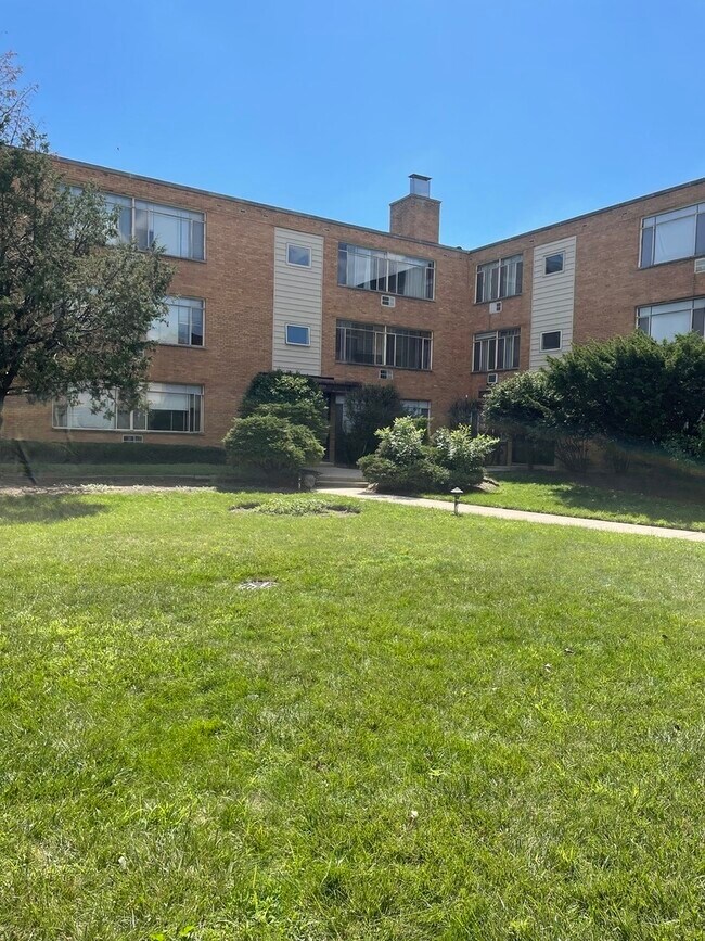 Building Photo - 7529 N Maplewood Ave