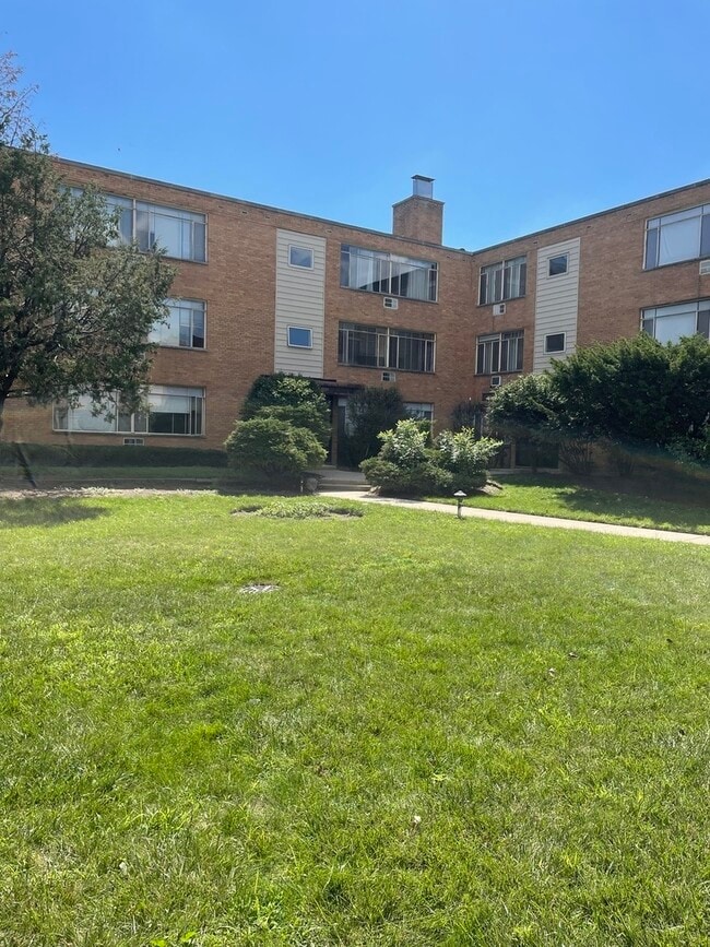 Building Photo - 7529 N Maplewood Ave