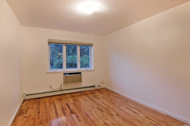 Foto del edificio - 2 bedroom in Middle Village NY 11379