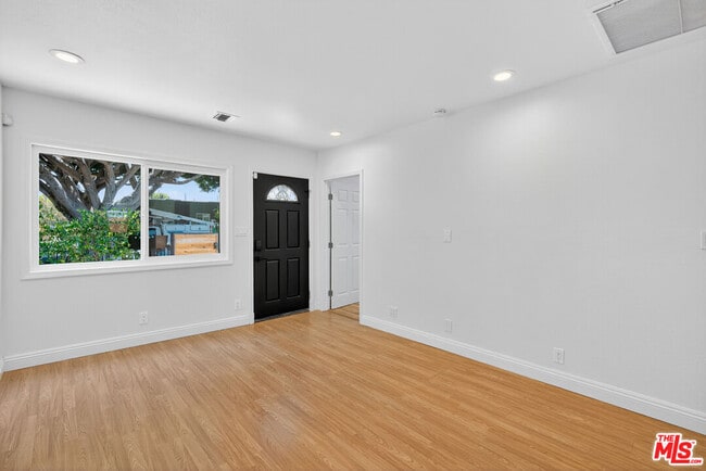 Building Photo - 925 Marine St