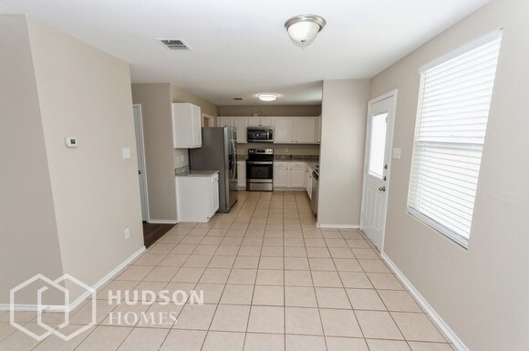 Building Photo - Move In By October 15th - GET $500 OFF 1ST...