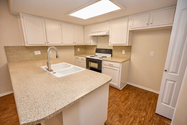 Foto del edificio - Updated 3-Bedroom Townhome with First-Floor Primary Suite