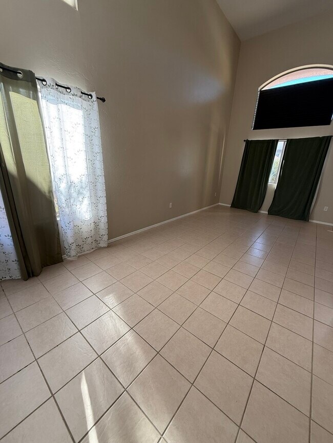 Building Photo - HOUSE FOR RENT