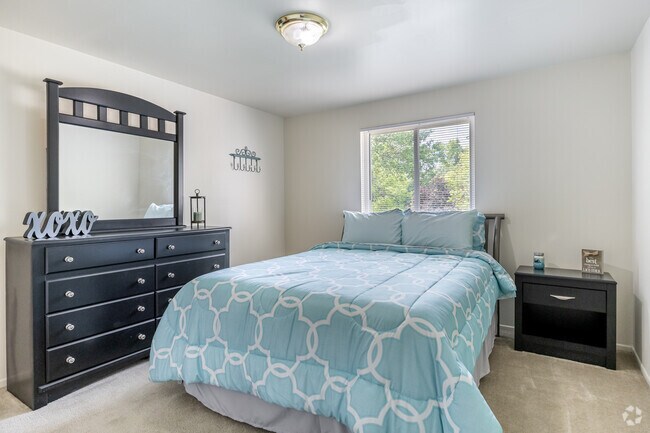 2 habitaciones, 1 baño - 850 pies cuadrados - Dormitorio principal - The Hamptons of Brownstown Apartments