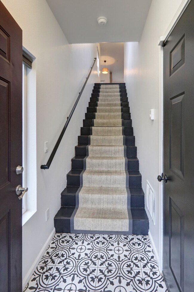 Foto del edificio - Luxury living in this spacious upper floor...